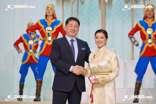 Жүжигчин Г.Чулуунцэцэг Алдарт эхийн одонгоор энгэрээ мялаалаа