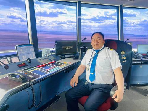 Ш.Майбаяр: Нислэгийн удирдагчаар 27 жил ажиллаж, сая гаруй онгоц хөөргөж, буулгасан байна