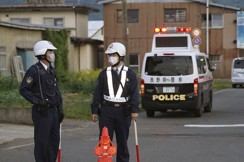 Японд зэвсэглэсэн этгээд хүмүүс рүү буудаж, гурван хүн амиа алджээ