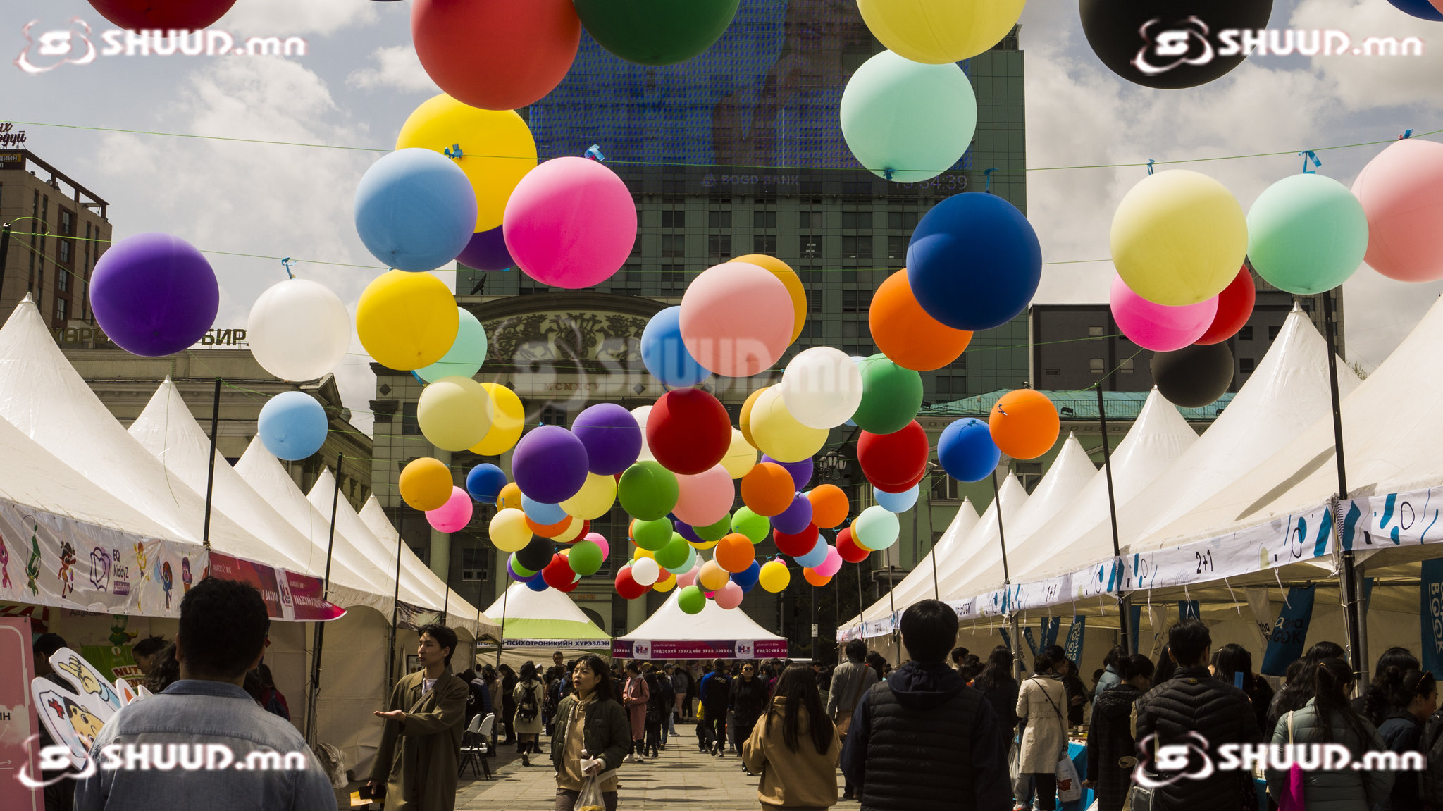 Сүхбаатарын талбайн олон өнгө