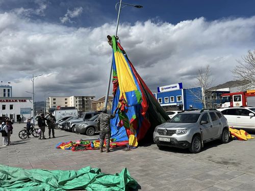 Хийлдэг тоглоом салхинд хийсэж, 12 хүүхэд гэмтжээ