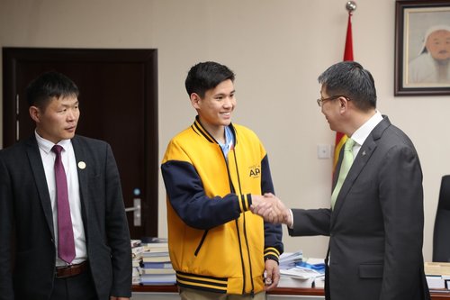 Азийн Физикийн олимпиадаас медаль хүртсэн Л.Дөлгөөнийг 3 сая төгрөгөөр урамшуулав