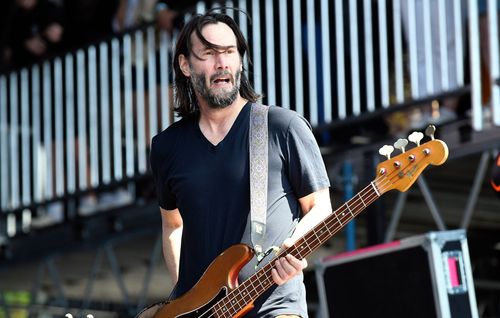 Киану Ривзийн рок хамтлаг 20 жилийн дараа эргэн нэгджээ