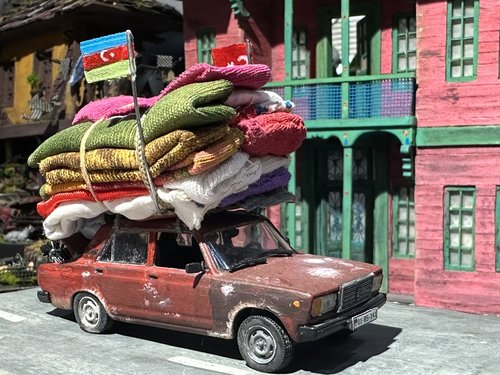 Туркчүүдэд тусламж ачин очиж байсан эрийн машины макетыг бүтээжээ