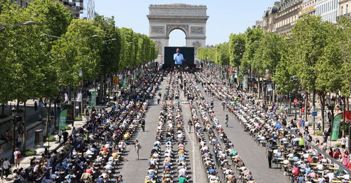 Францад гудамжинд олныг хамарсан цээж бичиг хийж, дээд амжилт тогтоожээ