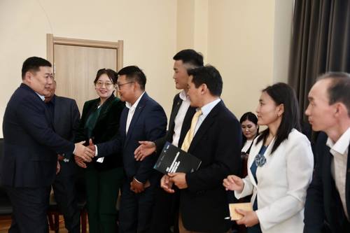 Ерөнхий сайд эрдэмтэн, судлаачидтай өглөөний уулзалт хийж байна