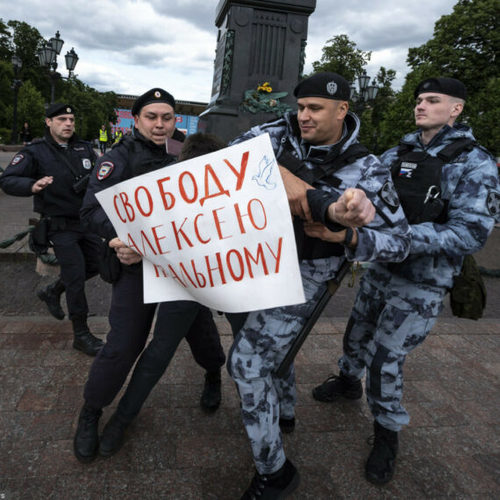 Навальныйн төрсөн өдрөөр бөмбөлөг барин явж байсан хүмүүсийг баривчилжээ