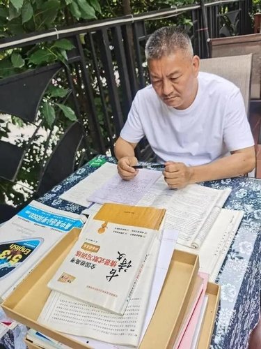 Хятадын 56 настай эр 27 жил дараалан элсэлтийн шалгалт өгч байна