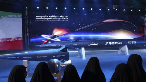 Иран дуунаас хэт хурдан пуужингаа танилцуулав