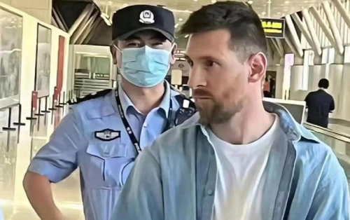 Месси Бээжингийн нисэх буудал дээр саатуулагджээ