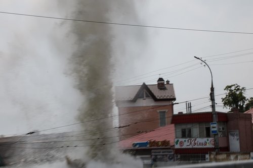 Оросын цэргүүд Херсоноос шилжүүлж байсан хүмүүс рүү буудсаны улмаас гурван хүн амиа алджээ