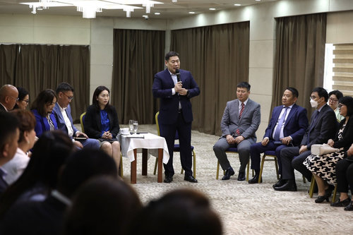 Төрийн нийтлэг үйлчилгээний албан хаагчдын цалинг 26-31 хувиар нэмэгдүүлнэ