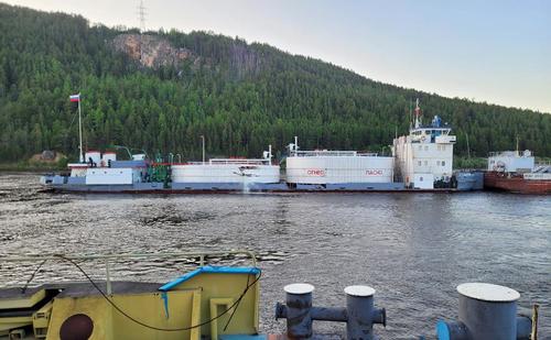 Эрхүү мужийн Лена мөрөнд танкерууд мөргөлдөж, гол руу бензин асгарчээ