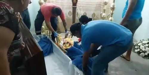 ВИДЕО: Нас барсанд тооцогдсон эмэгтэйг оршуулах үеэр гэнэт сэржээ