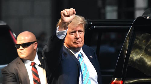 Трампыг шүүх танхимаас барьцаагүйгээр суллажээ