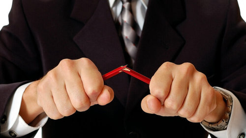 Даргаа тамладаг байсан төрийн алба хаагчийг ажлаас нь халжээ