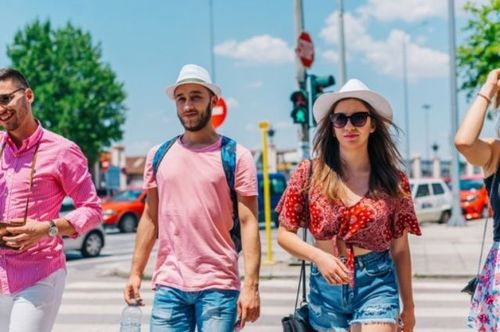 Дагестанд жуулчдыг гудамжинд үнсэлцэхгүй, шорт өмсөхгүй байхыг анхааруулжээ