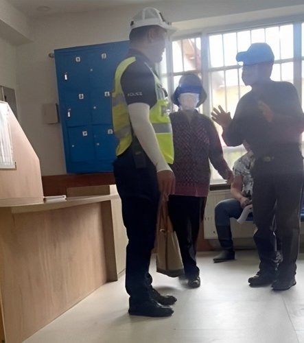 Солонгос хэлтэй цагдаа төөрсөн жуулчинд тусламж үзүүлжээ