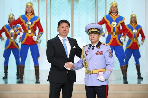 Бригадын генерал Б.Ууганбаярыг Үйлчилгээний гавьяат ажилтан цолоор шагналаа