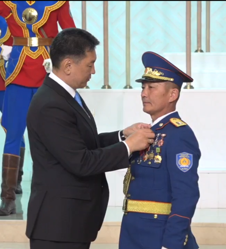 ШУУД: Онцгой байдлын албан хаагчдад төрийн одон, медаль гардуулж байна