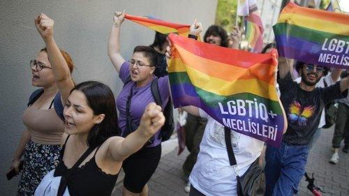 Стамбулд болсон ЛГБТ жагсаалын үеэр 150 гаруй хүн баривчлагджээ