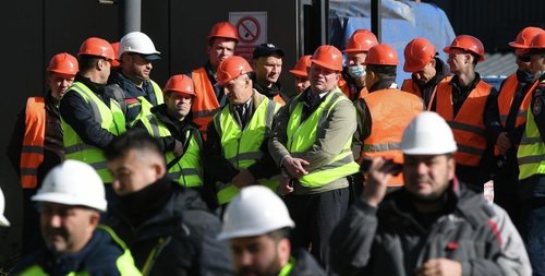 Эрхүүд цайны газрын дарааллаас болж 300 цагаач ажилчин зодоон хийжээ