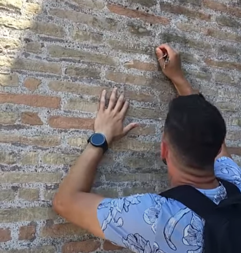 ВИДЕО: Колизейн  ханан дээр нэрээ сийлсэн жуулчныг 15 мянган еврогоор торгоно