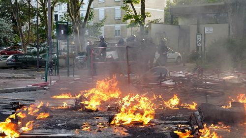 Өсвөр настан цагдаагийн гарт амиа алдсанаас үүдэлтэй эсэргүүцлийн үеэр 80 хүн баривчлагджээ