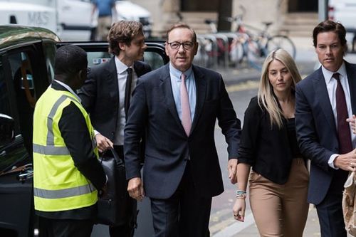 Жүжигчин Кевин Спейситэй холбогдох хэргийн шүүх хурал Лондонд эхэллээ