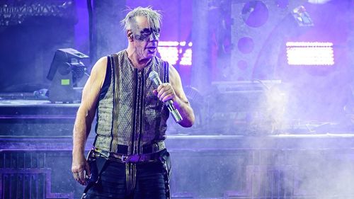 Хүчирхийлэлд буруутгагдаж буй Линдеманныг эсэргүүцэгчид Рамштейн хамтлагийн байранд халджээ