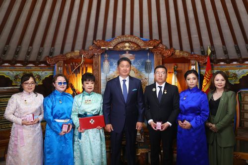 Эрдэмтэн, эмч нарын бүтээлд Төрийн шагнал хүртээлээ