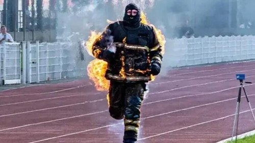 Хувцсан дээрээ гал асаан гүйж, дээд амжилт тогтоожээ