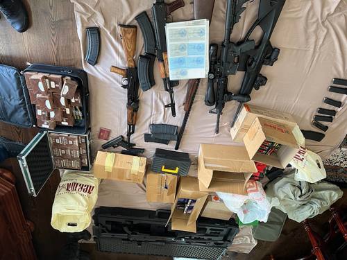 Пригожиний гэрт нэгжлэг хийн хураасан мөнгө, зэвсгийг эргүүлэн өгчээ