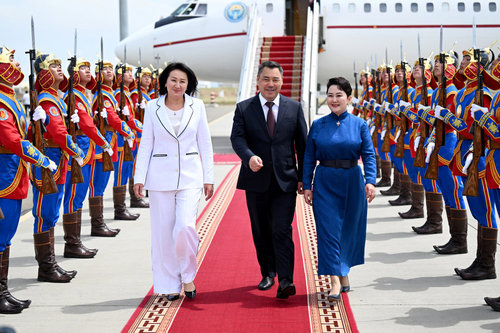 ФОТО: Киргизийн Ерөнхийлөгч тэргүүн хатагтайн хамт Монгол Улсад айлчилж байна