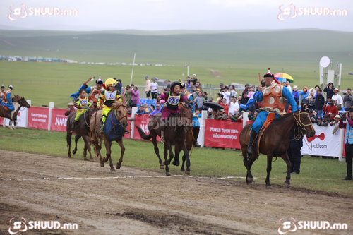 Монгол Улсын алдарт уяач Б.Норовсамбуугийн хээр азарга түрүүллээ