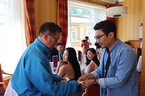 БОАЖ-ын сайд Б.Бат-Эрдэнэ Солонгосын моделиудыг хүлээн авч, уулзжээ