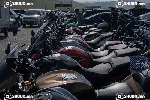 Дуу чимээ ихтэй мотоцикл, спорт машинуудыг шалгаж байна