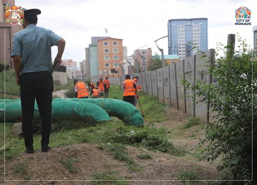 Хоригдлуудаар хотын шарилжийг цэвэрлүүлж эхэллээ