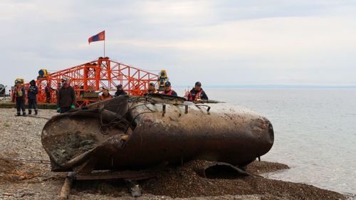 Хөвсгөл нуураас автомашины ёмкость, чиргүүлийг татан гаргалаа