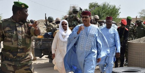 Нигерийн босогчид Ерөнхийлөгч Базумд төрөөс урвасан хэргээр ял тулгана