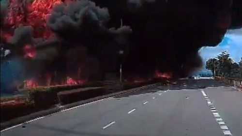 Малайзад онгоц машин зам дээр унан сүйрч, олон хүн амиа алджээ