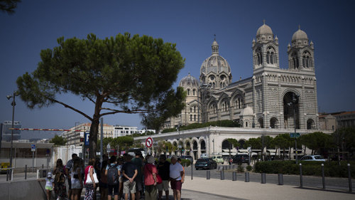 Хэт халуун өдрүүд үргэлжилж байгаа тул Марселийн усан сангуудыг үнэгүй болгожээ