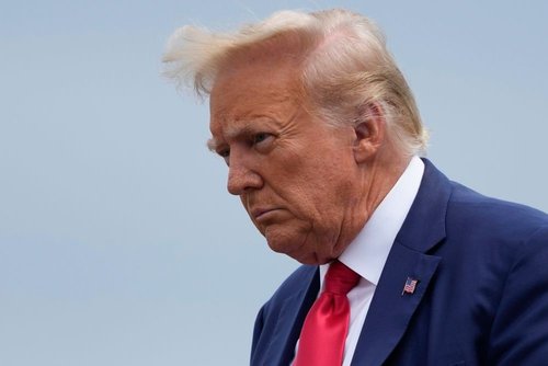 Трамп 200 мянган долларын барьцаатайгаар суллагджээ