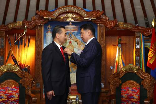 БНХАУ-ын Элчин сайд Цай Вэньруйг Алтан гадас одонгоор шагнажээ