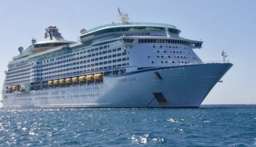 ВИДЕО: Аяллын хөлөг онгоц газрын тос тээвэрлэгч хөлөгтэй мөргөлджээ