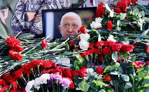 Пригожинд баатрын хүндэтгэл үзүүлэлгүй оршуулжээ