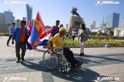 Д.Батхуяг 670 км замыг тэргэнцэрээр туулж, Улаанбаатарт ирлээ