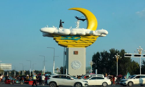 Төсвийн мөнгөөр хотод хөшөө босгосон албан тушаалтныг ажлаас нь халжээ