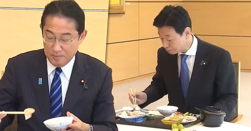 ВИДЕО: Японы Ерөнхий сайд Фукушимагийн ойролцоогоос барьсан загас иджээ