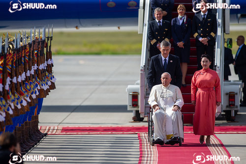 ФОТО: Пап Францис Монгол Улсад хүрэлцэн ирлээ
